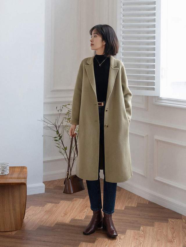 大衣 30+女性怎么穿才显气质？红色衬衫+高腰牛仔裤，高级时尚又显白