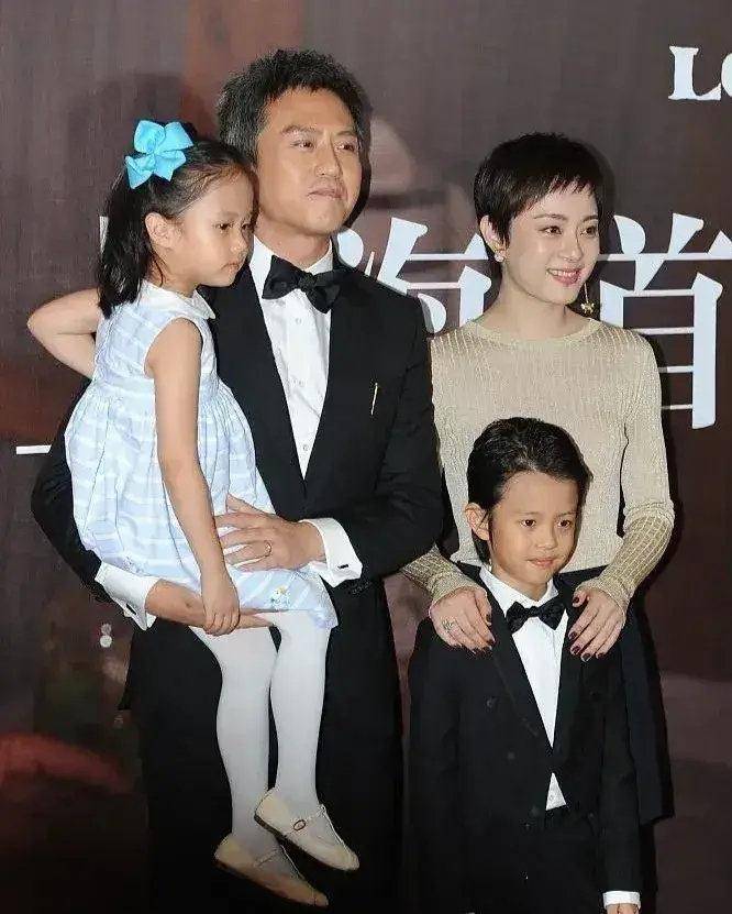 下半身 孙俪带儿子送女儿去学跳舞,女儿穿粉色舞蹈衣,肉肉小屁股太可爱