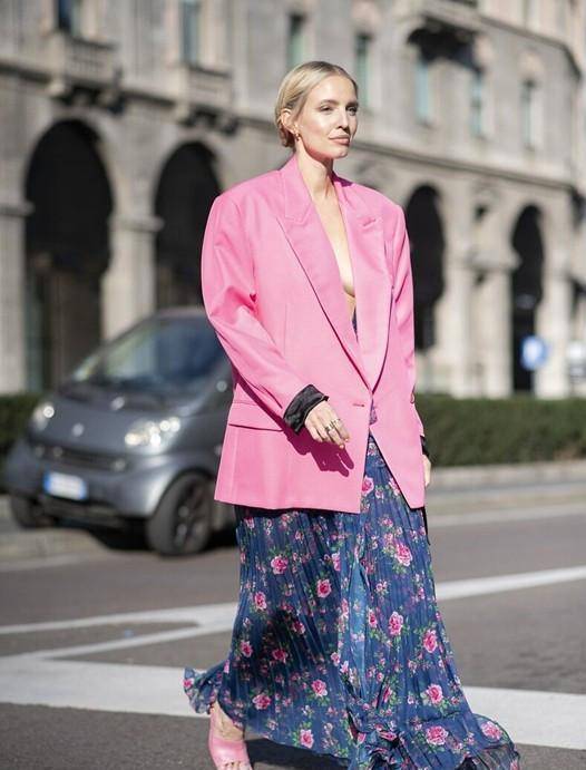 色彩 蒋勤勤换了风格更减龄,绿色西装配牛仔裤穿搭,看起来像18岁少女