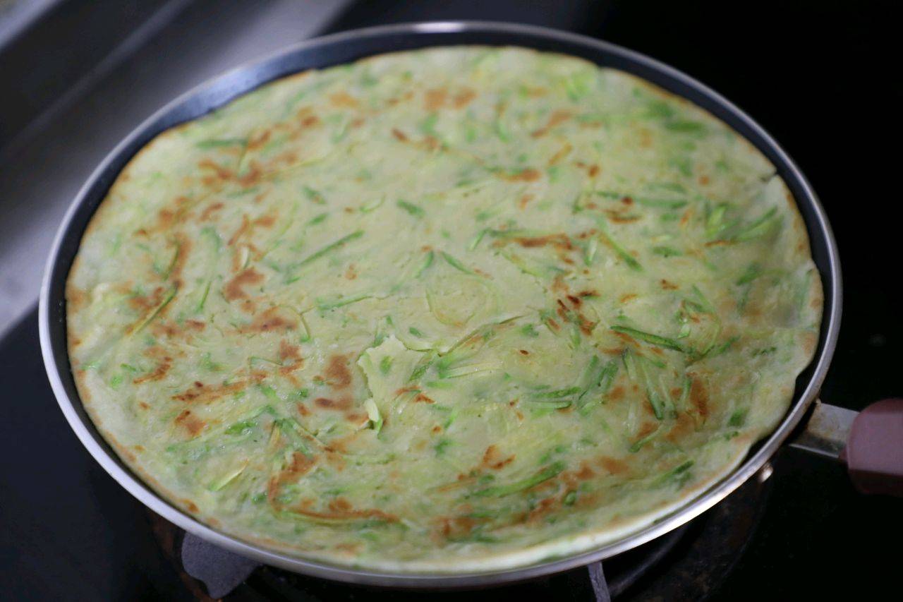 人体|早起10分钟,给家人做茭瓜鸡蛋饼,鲜嫩可口,卫生还省钱