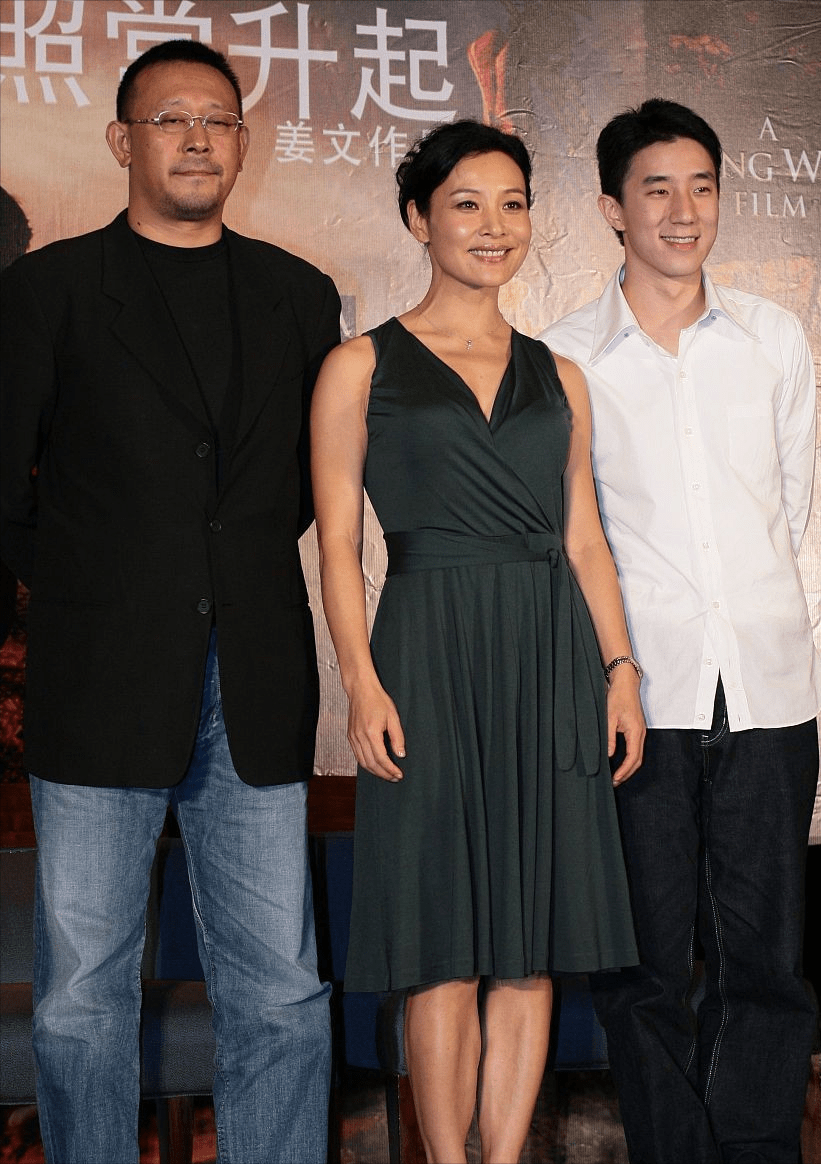 特色 陈冲不穿礼裙，偏爱“睡衣裙”，穿得滑溜又鲜亮，看着挺有特色的