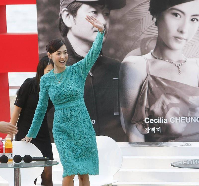 服装 张柏芝张韶涵和景甜合照，明明都穿了裙子，但看不出年龄差