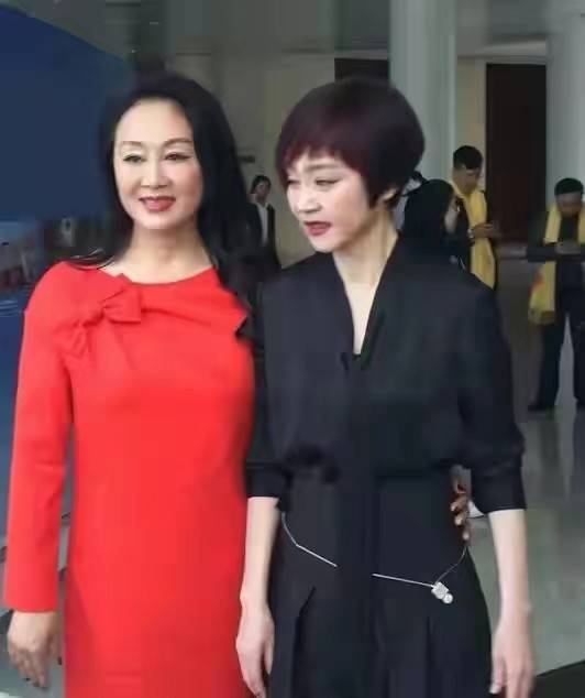 当腰 美人刘雪华不服老！一身黑裙神秘又优雅，把项链当腰链这衣品绝了