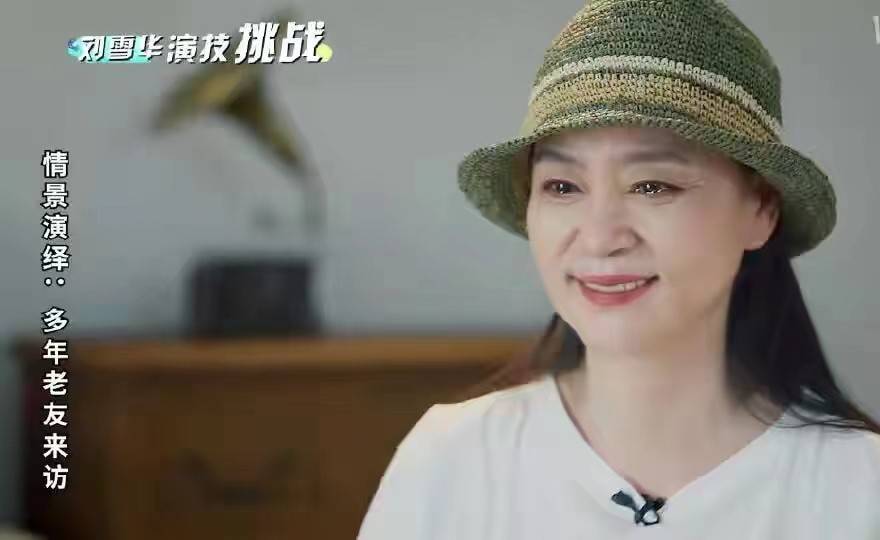 当腰 美人刘雪华不服老!一身黑裙神秘又优雅,把项链当腰链这衣品绝了