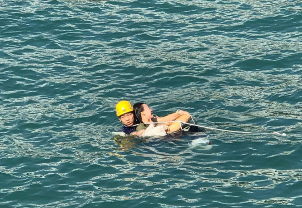 网传江苏两人殉情跳河男子跳河且已身亡女子被警方带走