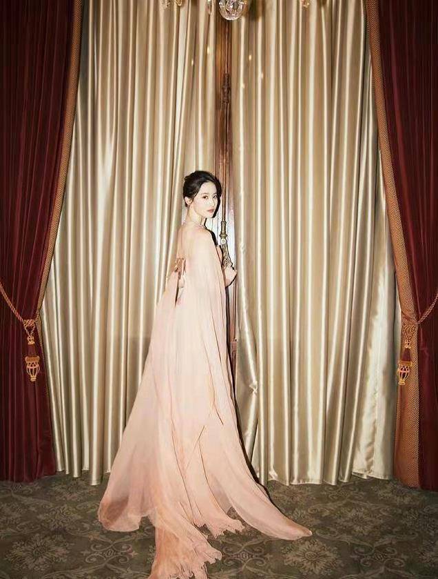 傲人 刘亦菲穿红色长裙亮相，秀出傲人的身材曲线，散发高贵优雅气质