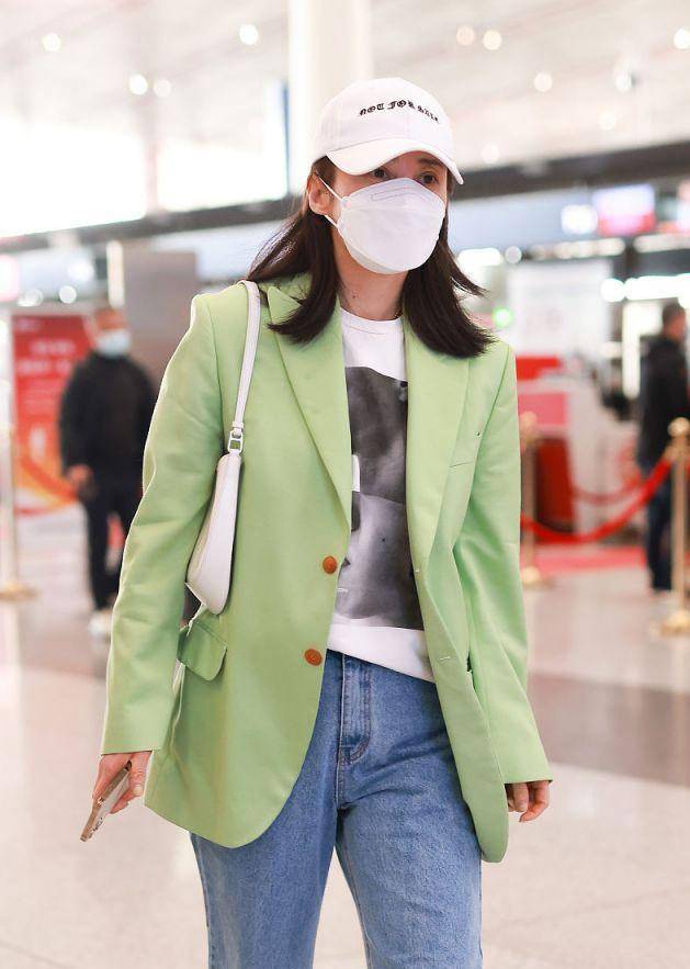 色彩 蒋勤勤换了风格更减龄,绿色西装配牛仔裤穿搭,看起来像18岁少女