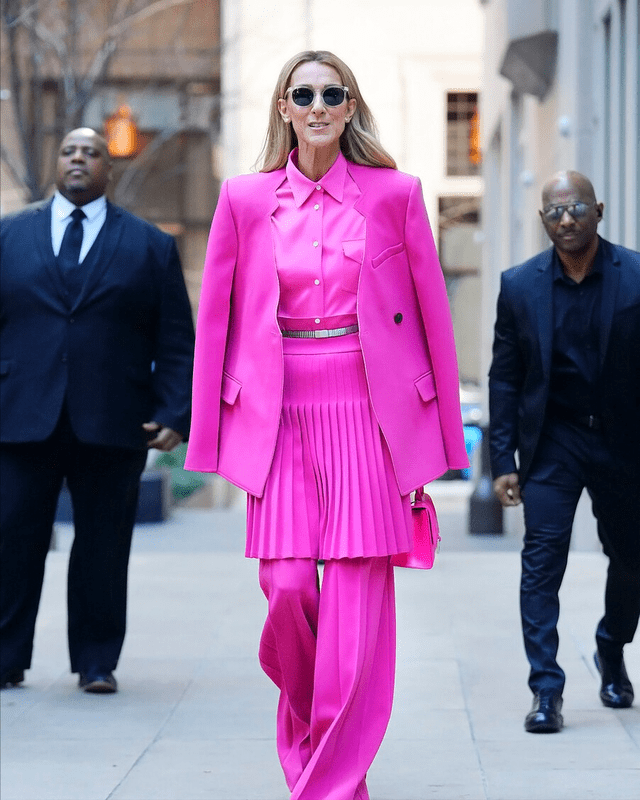 进行 席琳迪翁撞衫唐嫣，西装反穿更有个人魅力，时尚感不服不行