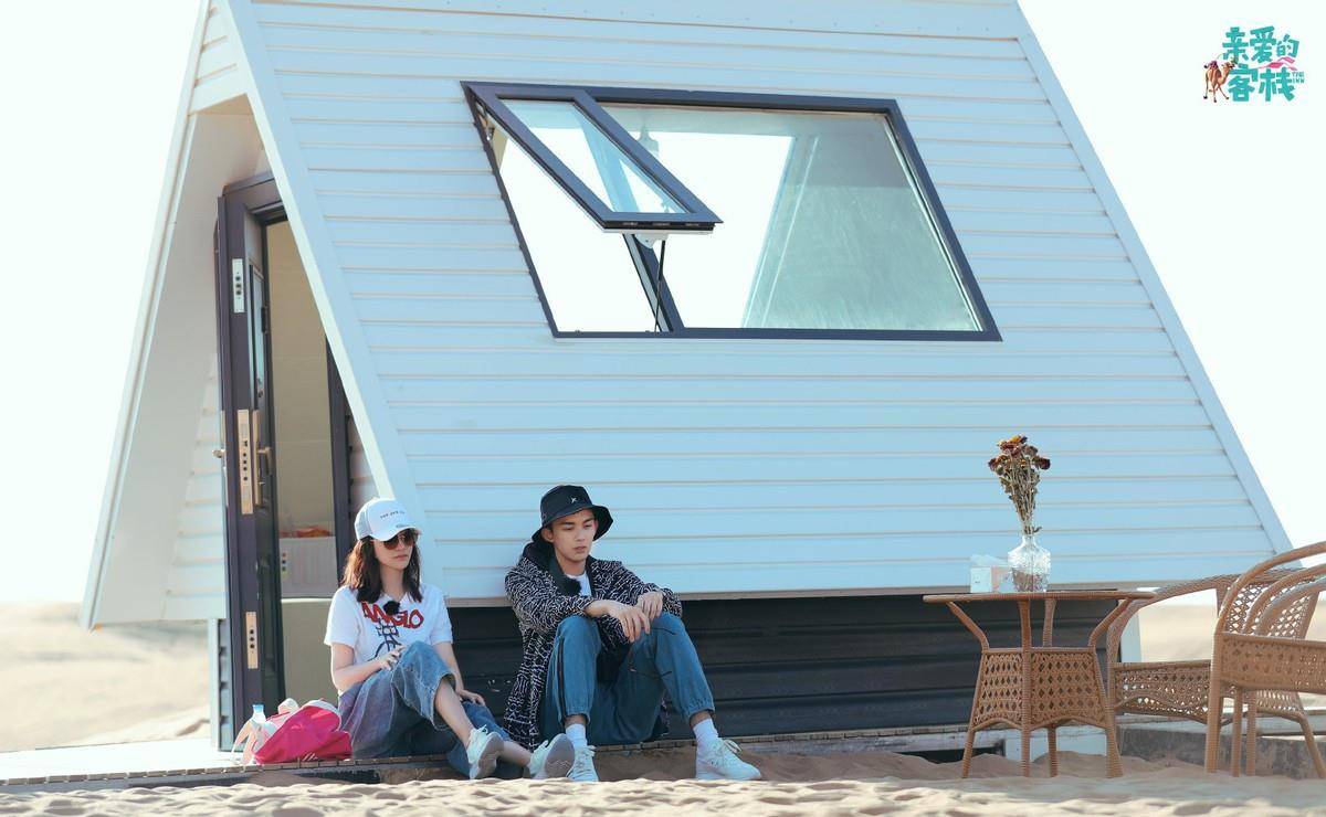 和林 李小冉的肌肤真的好白，和林心如穿相似的短袖，气质却完全不同