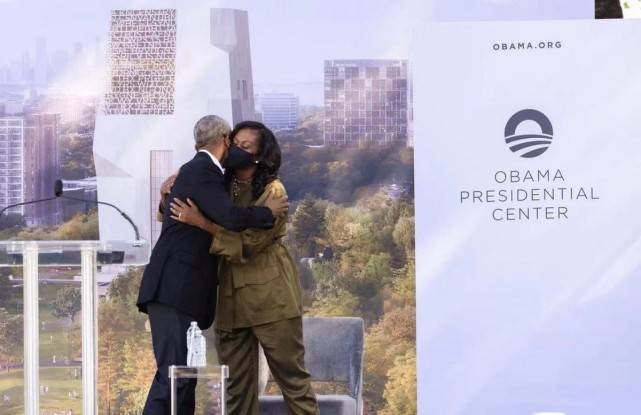 设计 奥巴马夫妇在仪式上甜蜜拥抱！米歇尔穿连体裤真帅气，爆炸头显脸小