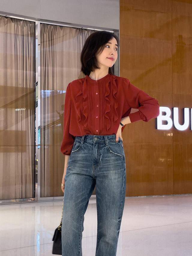 大衣 30+女性怎么穿才显气质？红色衬衫+高腰牛仔裤，高级时尚又显白