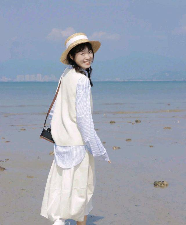 服装 针织衫马甲叠穿衬衫,也可以穿出耀眼夺目的感觉,时尚就这么简单