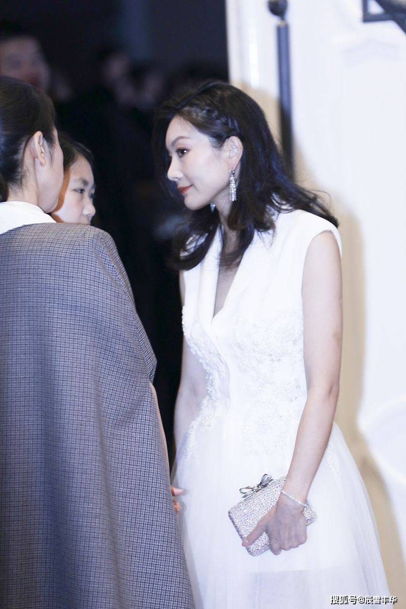 设计 张艺谋一家三口同框，陈婷穿白纱裙优雅显年轻，搭配的发型也好看