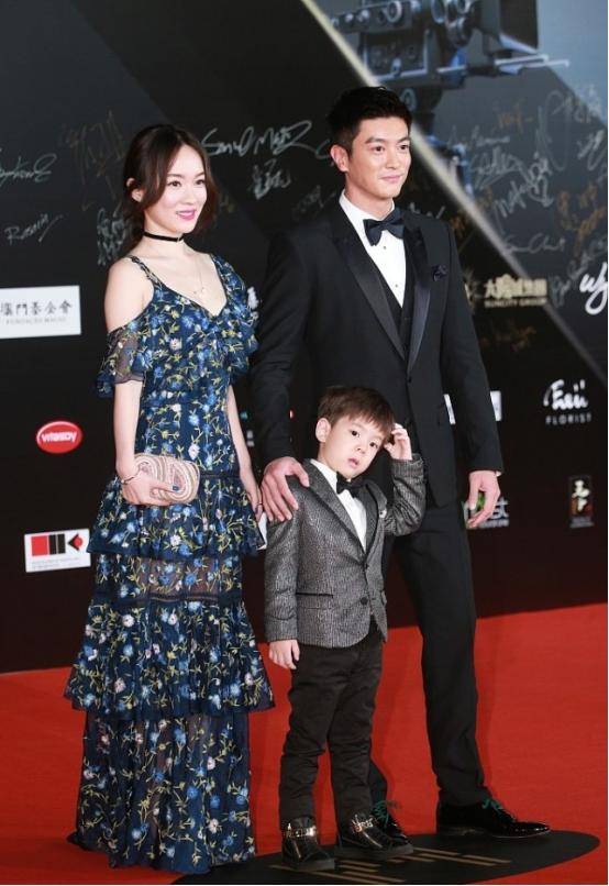 设计 霍思燕花色穿搭挺有韵味,在杜江身旁也穿这么清凉,很有女人味