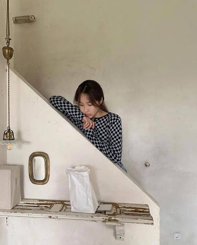 白女士 秋天换季穿啥？网友：女明星都钟爱的针织单品是时候安排了！