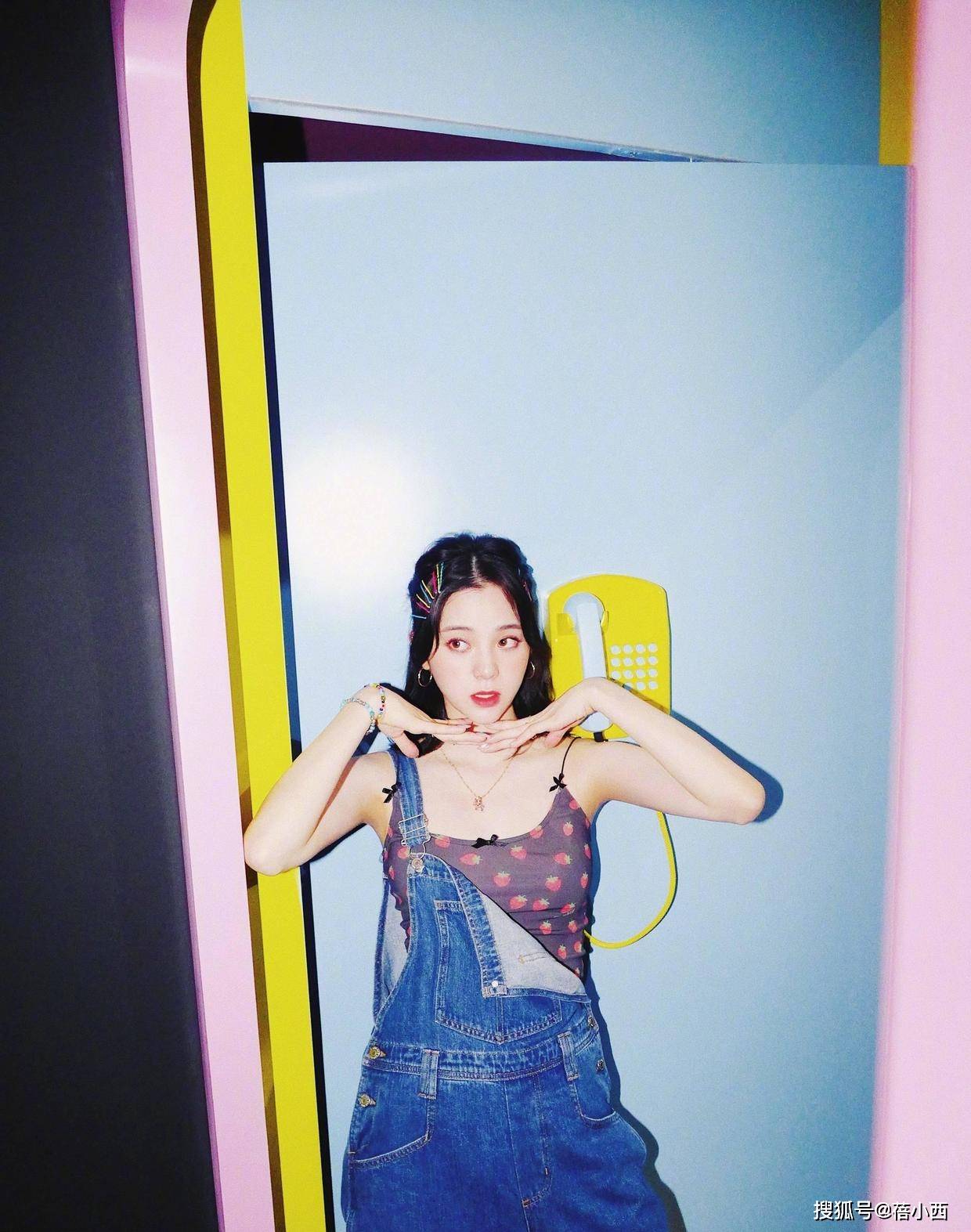 视觉 欧阳娜娜打破传统风格，“吊带+背带”搭配真时髦，这样穿更洋气