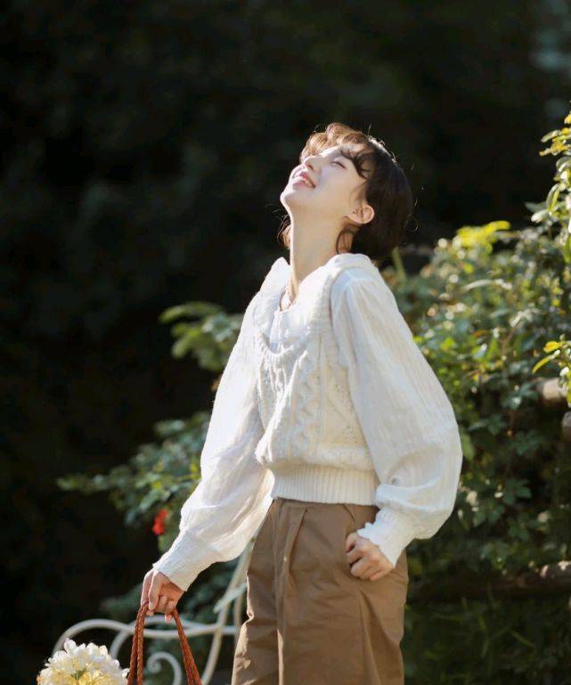 服装 针织衫马甲叠穿衬衫,也可以穿出耀眼夺目的感觉,时尚就这么简单