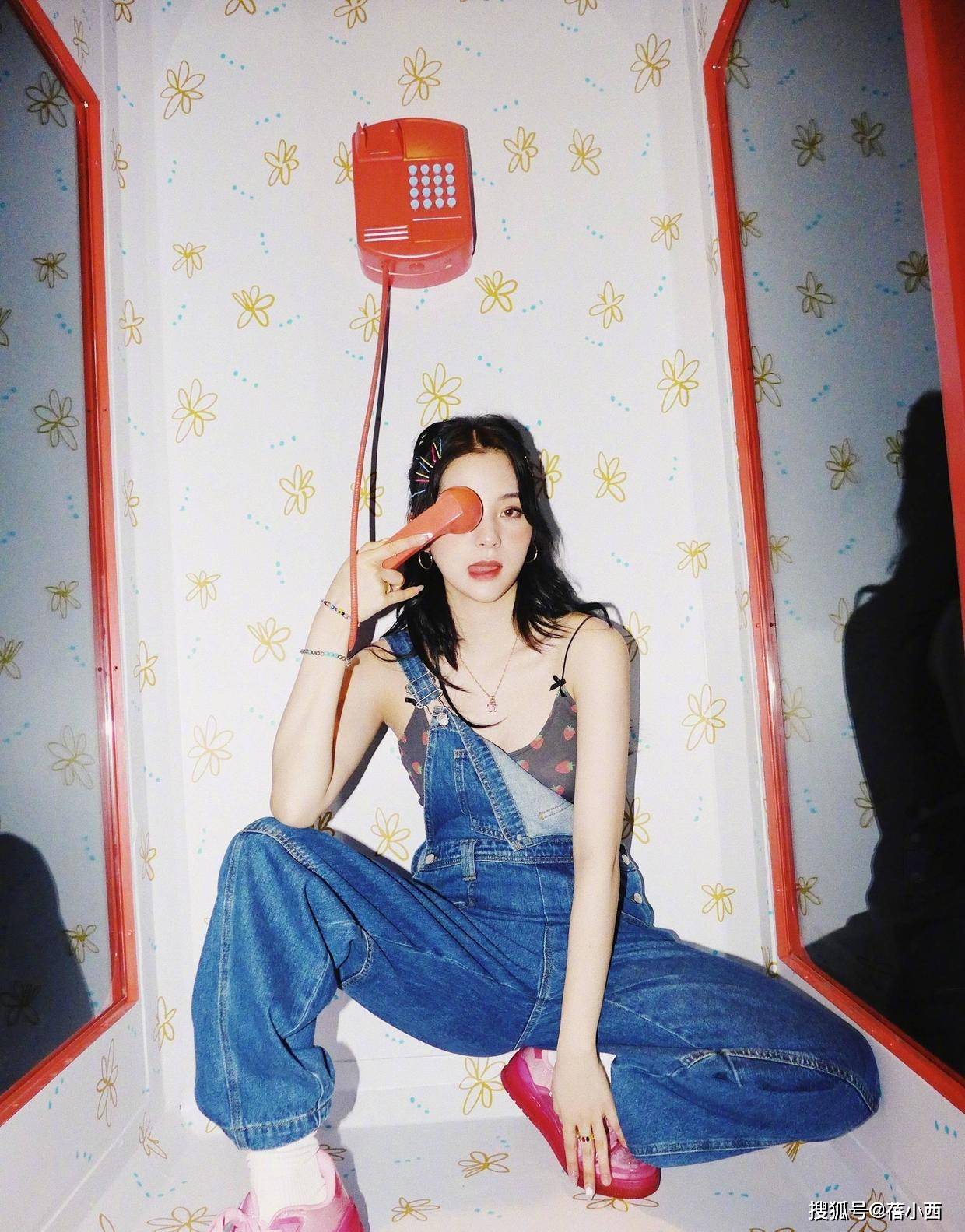 视觉 欧阳娜娜打破传统风格，“吊带+背带”搭配真时髦，这样穿更洋气