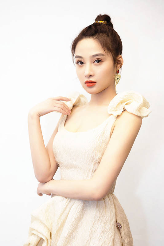 "月光女神"孙嘉璐,吊带搭配出礼服效果,曾和苗圃,王耀庆合作