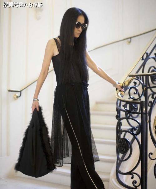 黑色 王薇薇是“奶奶辈顶流”，黑白拼色抹胸配短裤高挑时髦，优雅大气