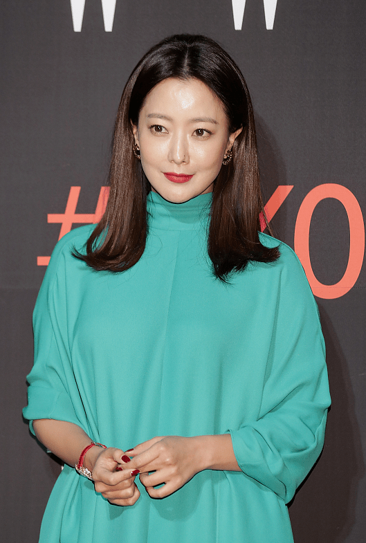 黑色 又被金喜善惊艳到了，绿色连衣裙配黑色锥形裤，气场不输超模