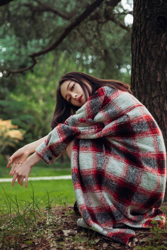 服装 倪妮真的“太狠了”，红色格纹外套穿出满屏时尚感，真是不服不行