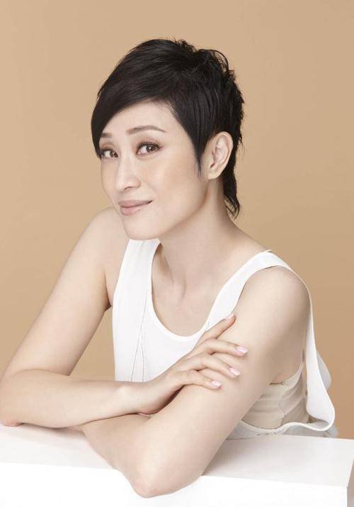 洪欣和 陈法蓉打扮朴素穿平价运动服无名牌，洪欣罕带女儿现身