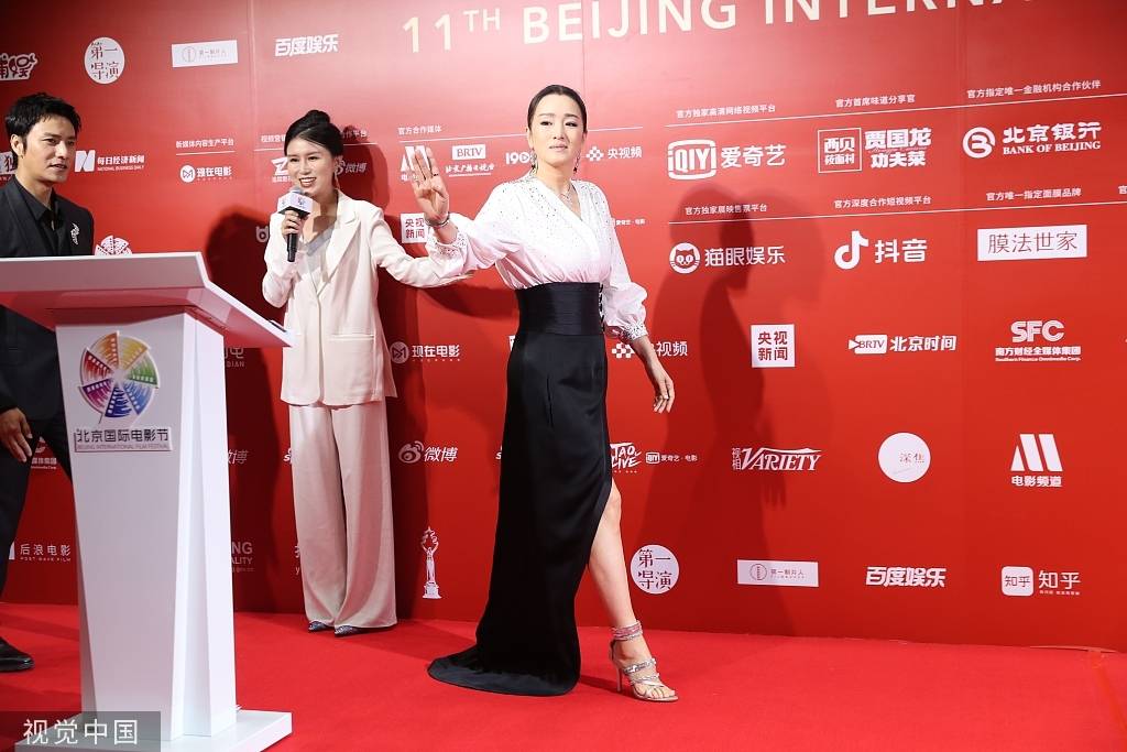 何冰 11届北影节闭幕：巩俐高开衩长裙秀美腿 陈坤张颂文西装儒雅