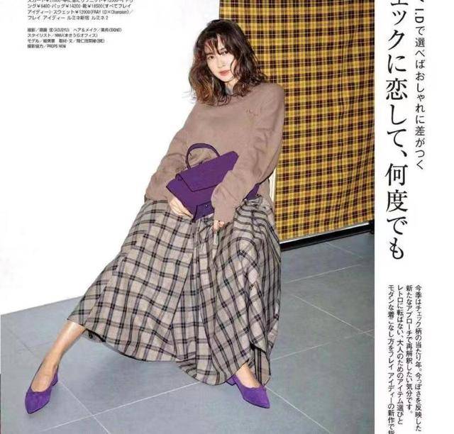 浅棕色 材质的选择上，我们可以选择针织丝绒等材质，垂坠感好，更加有温柔优雅的气质