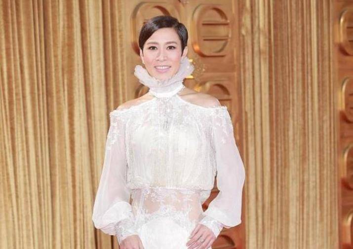 花瓣 佘诗曼穿衣上罕见翻车，穿“花瓣裙”过于夸张，连脖子都看不见了