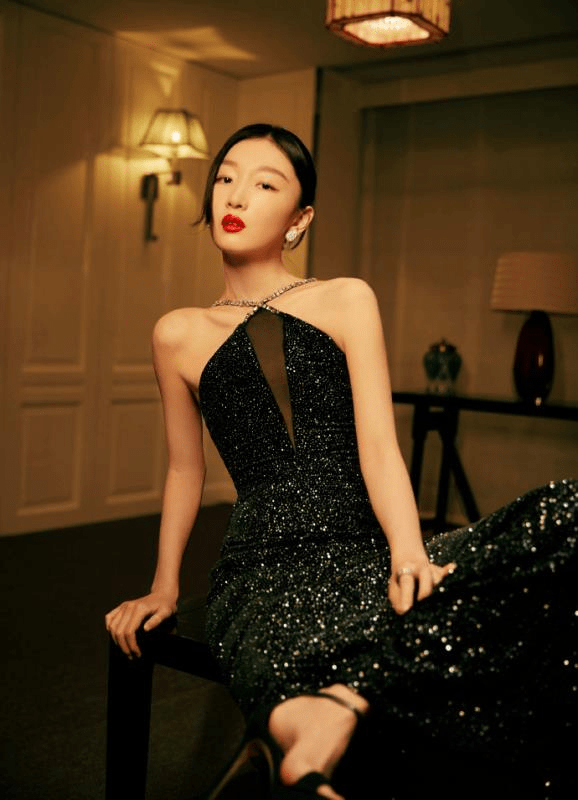 纸片人 周冬雨瘦成“纸片人”,穿挂脖亮片裙看着只有80斤,真正骨感美人