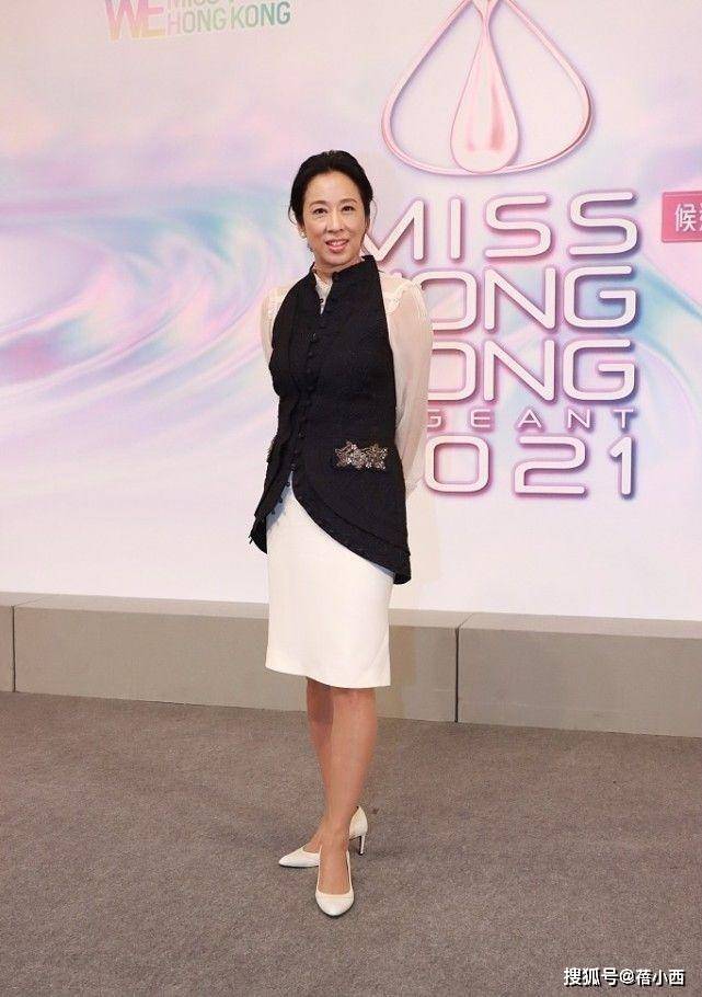 一身 朱玲玲真不愧是“阔太”，一身黑+白搭配真高级，哪像大婶的年纪