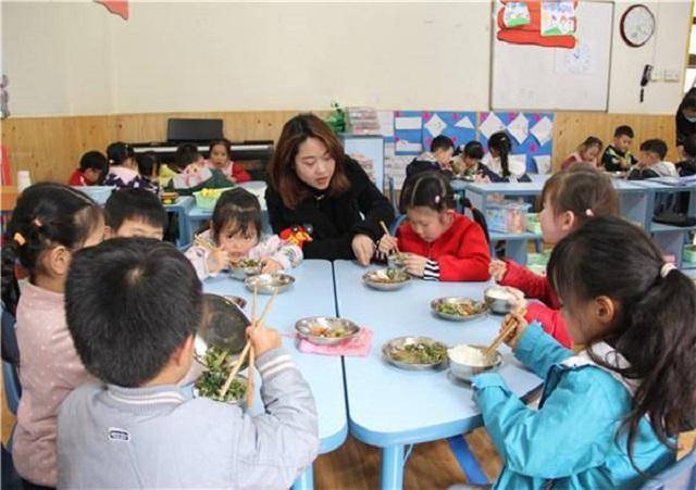 午餐|宝妈“突袭”幼儿园，拍下午餐照直接转学，其他家长看后坐不住了