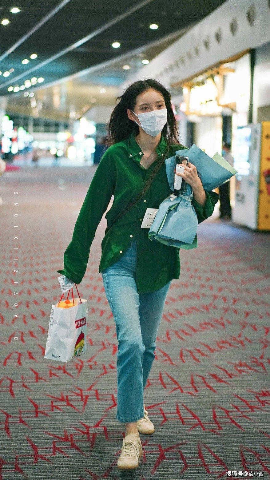 健美 “73年的牛莉”有健美身材任性穿,衬衫配牛仔裤,就穿出了国际范