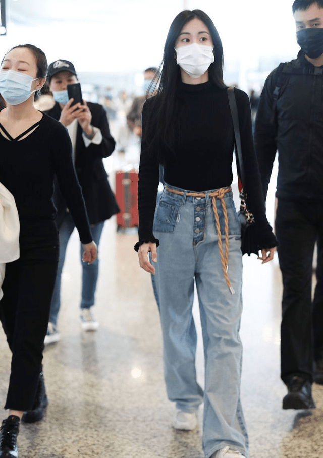 身材 张碧晨生了孩子之后身材还这么清瘦，休闲装挺时髦，长发好温柔