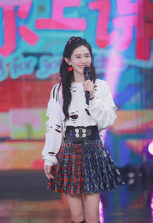 小姑娘 谢娜二胎后更“嫩”了！穿破洞T配印花裙，新潮时尚不输小姑娘