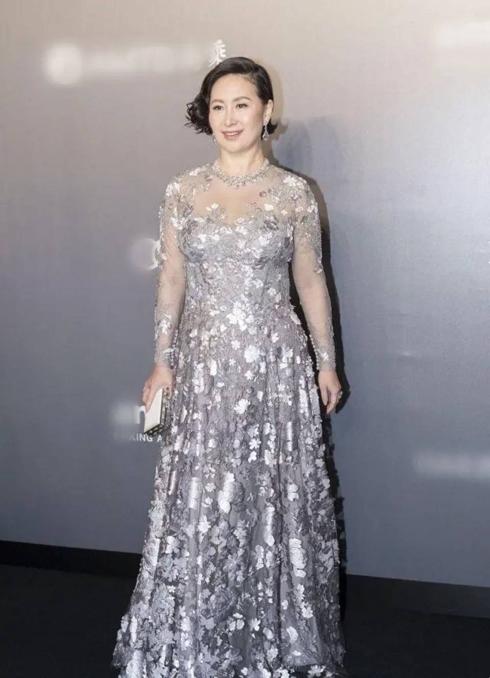 首富 香港女首富何超琼，穿仙女蛋糕裙气场依旧强，与杨紫琼同框真养眼