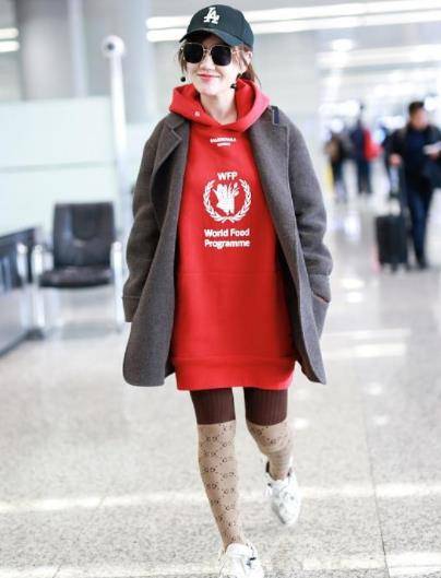 设计 薛佳凝也难逃中年定律，明明穿少女风的裙子，却也遮不住老态了