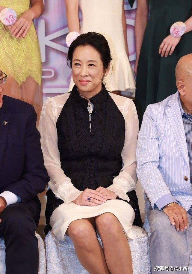 一身 朱玲玲真不愧是“阔太”，一身黑+白搭配真高级，哪像大婶的年纪