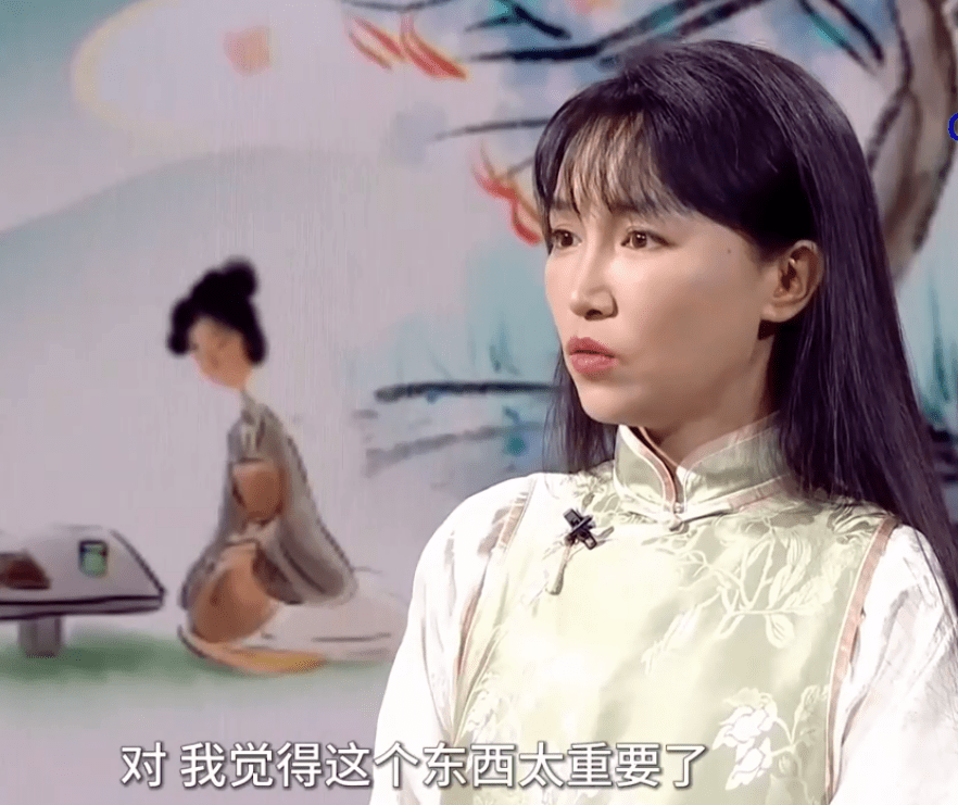 服装 断更70多天后李子柒终于露面，一身国风造型接受采访，被她美到了