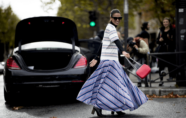 美眉 条纹+裙装，简约又百搭，巧妙组合不翻车，掌握技巧，简约又时髦