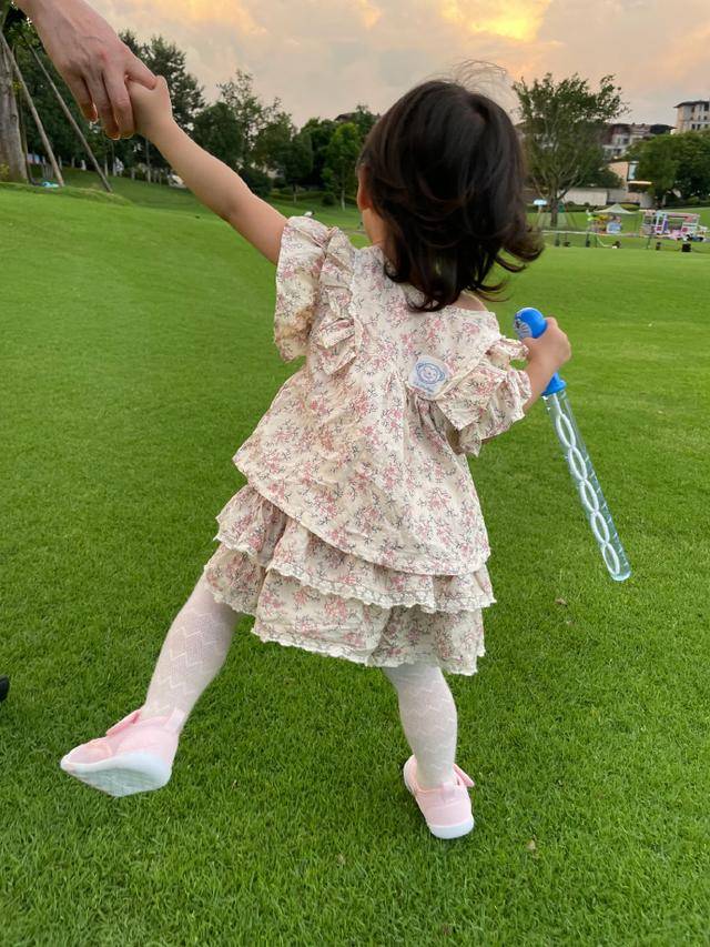 声音|何雯娜晒与女儿暖心对话，超可爱的声音好甜，说英语普通话萌化啦