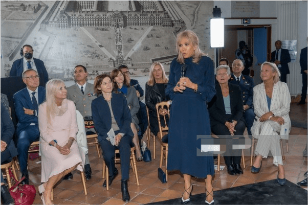 布丽 布丽吉特闪耀时装秀!穿蓝裙半扎马尾真少女,换了发型果然超好看