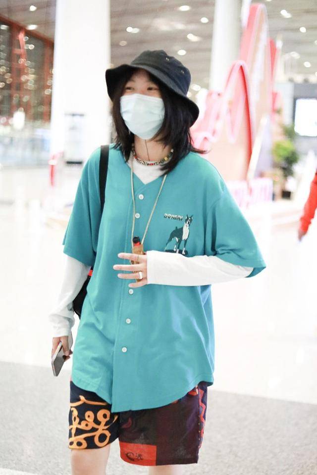 窦唯 窦靖童这搭配真随了父母，有窦唯的热情和王菲的随性，风格特别