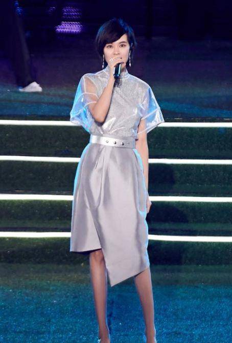 因为|她本是超女第四名，现在混得却比冠军好，开演唱会还一票难求