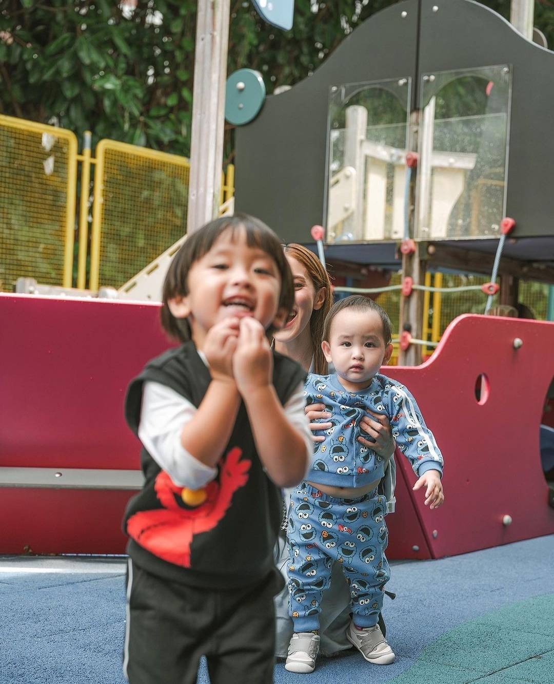 郑嘉颖郑嘉颖港姐老婆携子拍广告，兄弟俩肤色差明显，一个活泼一个呆萌