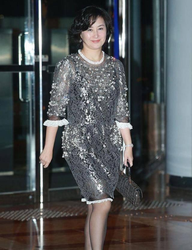 首富 香港女首富何超琼，穿仙女蛋糕裙气场依旧强，与杨紫琼同框真养眼