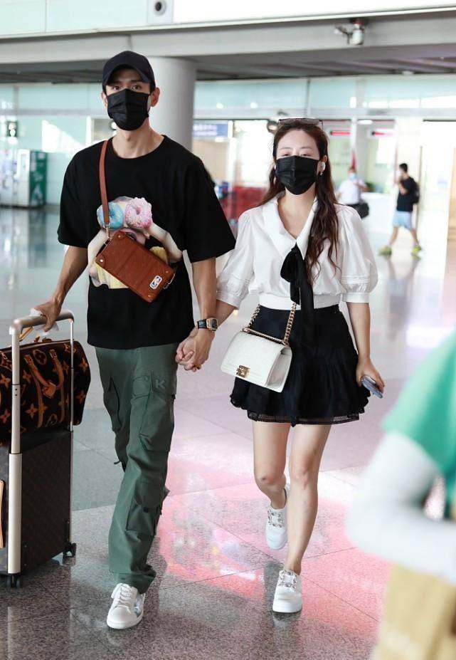 元素 小李琳打扮得挺少女的，衬衫配“校服裤”好嫩，就是腿型没藏住