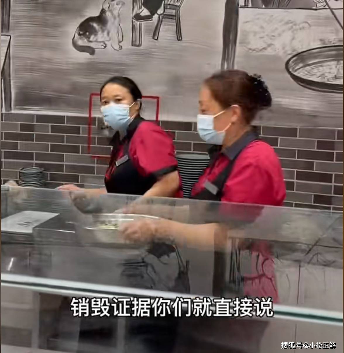 服务员收拾客房发现枪（女服务员打扫房间发现）