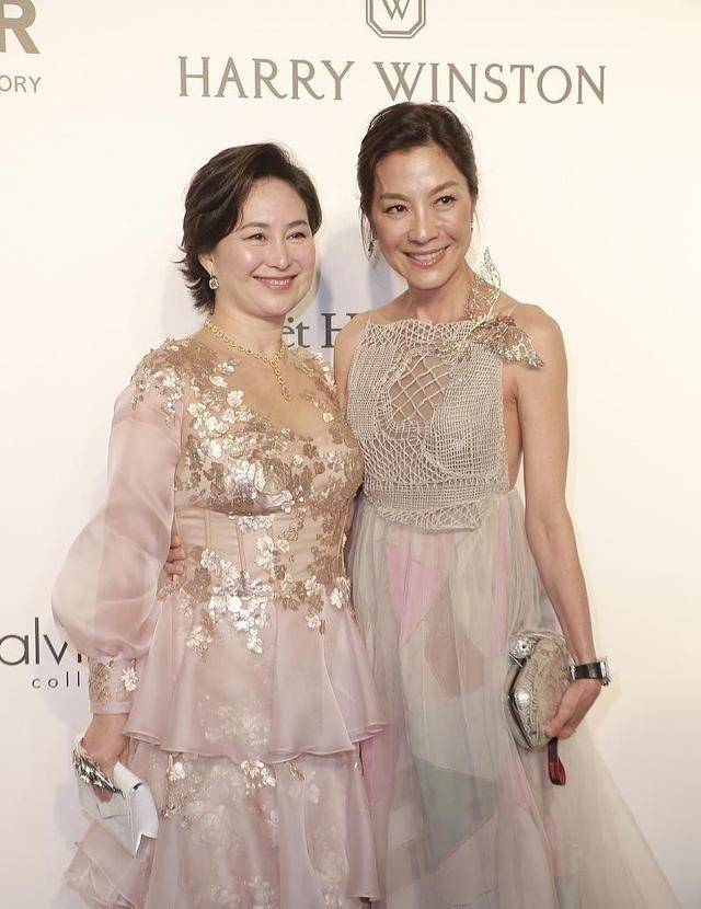 首富 香港女首富何超琼，穿仙女蛋糕裙气场依旧强，与杨紫琼同框真养眼